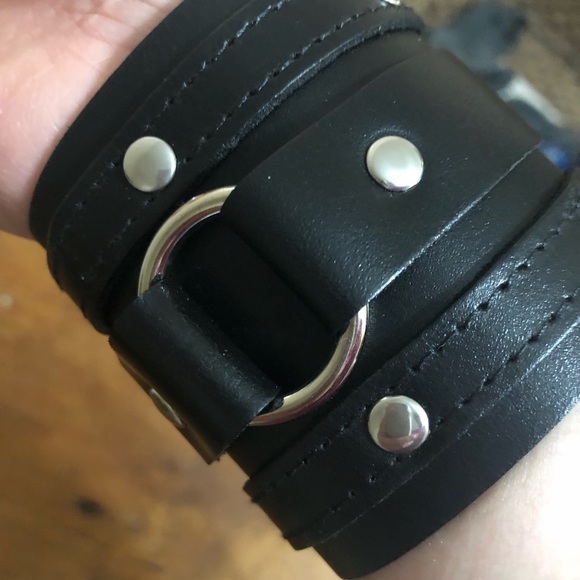 NWOT Men’s Black Genuine Leather Cuff - Picture 3 of 3